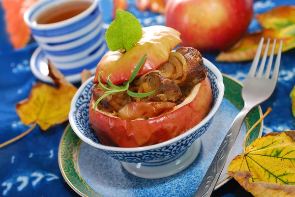 Baked apple with liver and onion — Stock Photo, Image