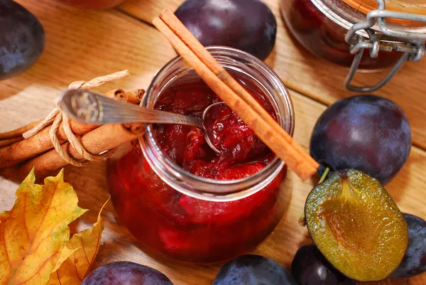 Jar of homemade plum jam with cinnamon — Stock Photo, Image