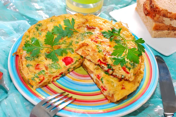 Frittata med kantareller, lök, paprika och persilja — Stockfoto