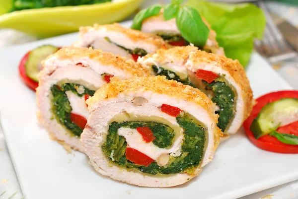 Hühnerroulade mit Spinat zu Weihnachten — Stockfoto