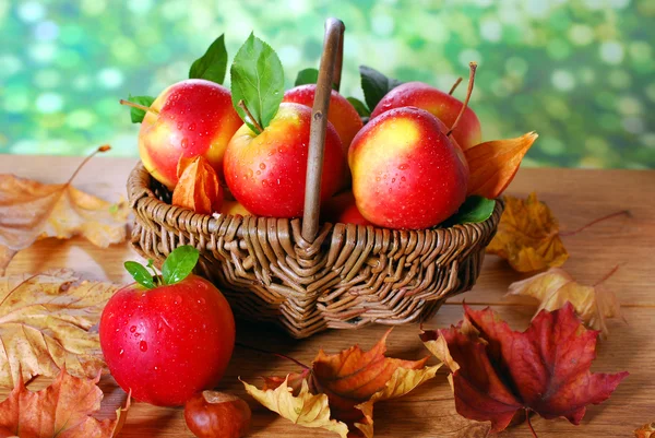 Manzanas con gotas de agua en la cesta —  Fotos de Stock