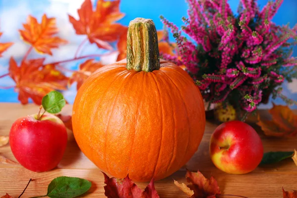 Citrouille et pommes sur la table d'automne — Photo