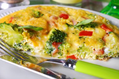 Frittata brokoli, jambon ve kırmızı biber ile