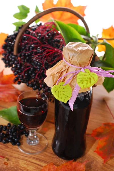 Fläder saft och färsk frukt i korgen — Stockfoto