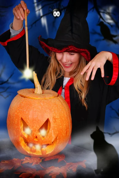 Witch met pompoen — Stockfoto