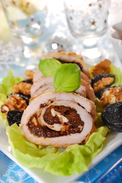 Roulade de dinde avec pruneau et noix pour Noël — Photo