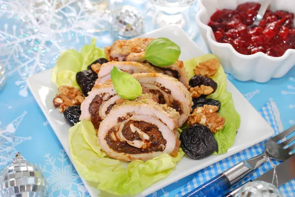 Turkije roulade met snoeien en walnoten voor Kerstmis — Stockfoto