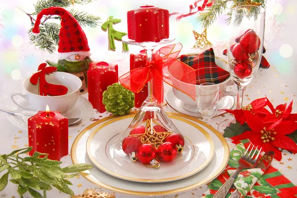 Прикраса різдвяного столу з червоними свічками — стокове фото