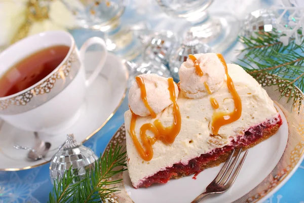 Горіховий вершковий торт з межуванням і карамельним соусом на Різдво — стокове фото