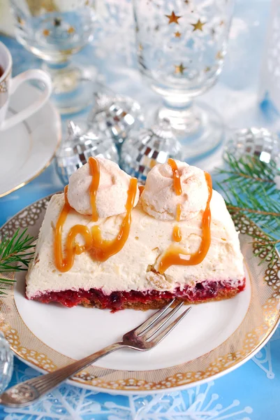 Valnöt grädde tårta med maräng och kola sås till jul — Stockfoto