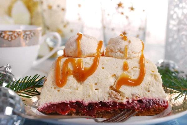Walnut cream cake with meringue and caramel sauce for christmas — Stock Photo, Image