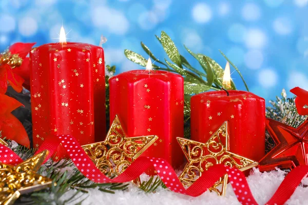 Decoración de Navidad con velas rojas —  Fotos de Stock