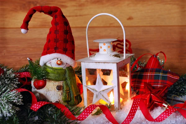 Weihnachtslaterne im Schnee vor hölzernem Hintergrund — Stockfoto