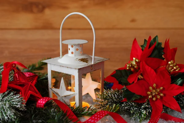 Рождественский винтажный фонарь в снегу на деревянном фоне — стоковое фото
