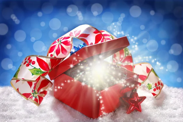 लाल बॉक्स में परी क्रिसमस उपहार — स्टॉक फ़ोटो, इमेज