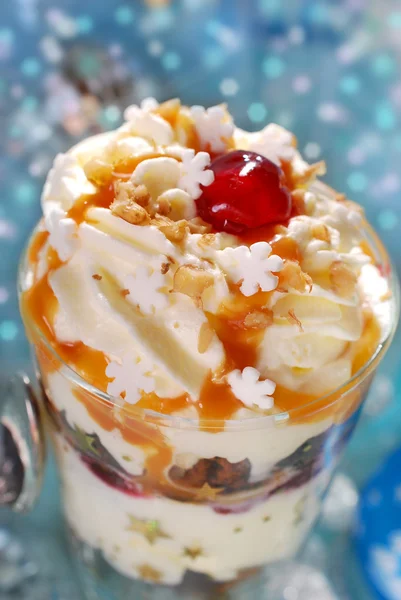 Chocolate gingerbread and whipped cream dessert for christmas — Stock Photo, Image