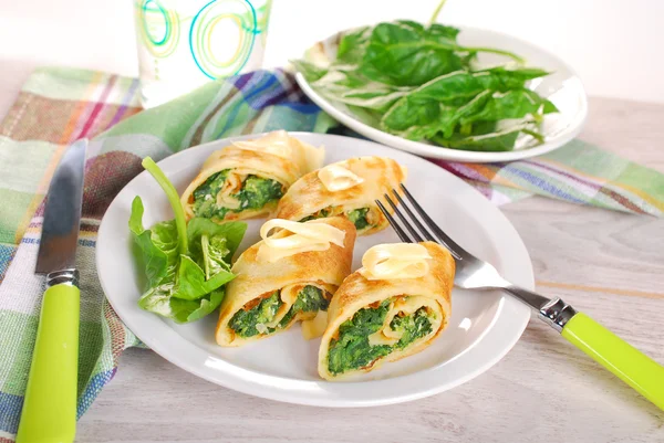 Tortitas de espinacas enrolladas cortadas en trozos pequeños — Foto de Stock