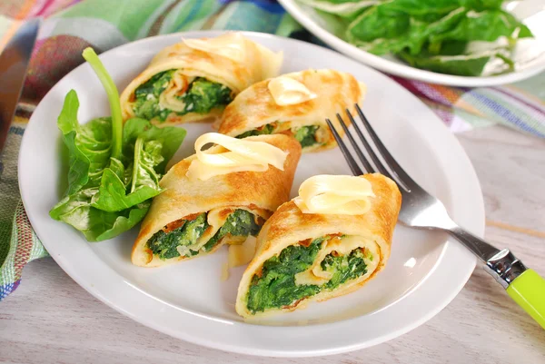 Rolled spinach pancakes cut into small pieces — Stock Photo, Image