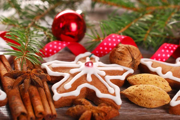 Kerstdecoratie met peperkoek cookie en specerijen — Stockfoto
