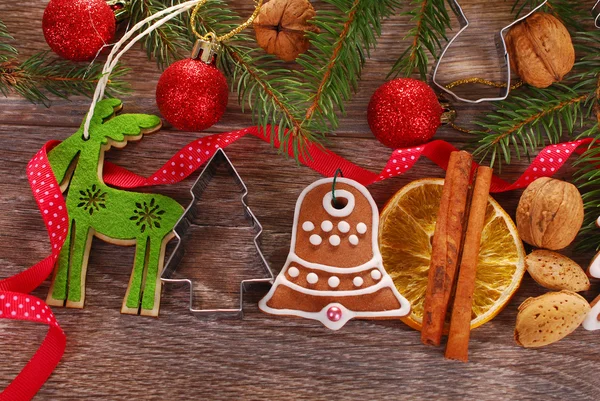 Juldekoration med pepparkakor cookie och kryddor — Stockfoto