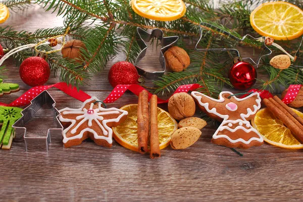 Kerstmis decoratie grens met peperkoek cookies en specerijen — Stockfoto