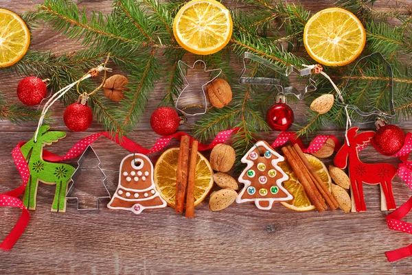Borde de la decoración de Navidad con galletas de jengibre y especias — Foto de Stock