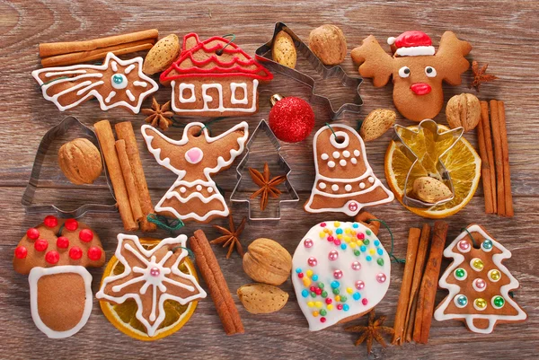 Fondo de Navidad con galletas de jengibre, cortadores y especias — Foto de Stock