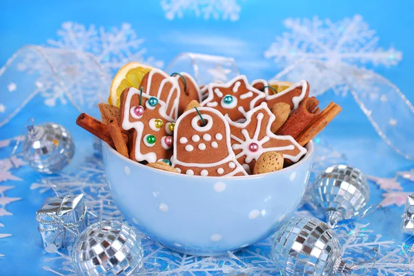 Bowl of homemade christmas gingerbread cookies on blue backgroun — Stock Photo, Image