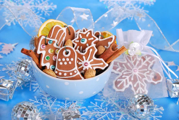 Cuenco de galletas caseras de pan de jengibre de Navidad sobre fondo azul — Foto de Stock