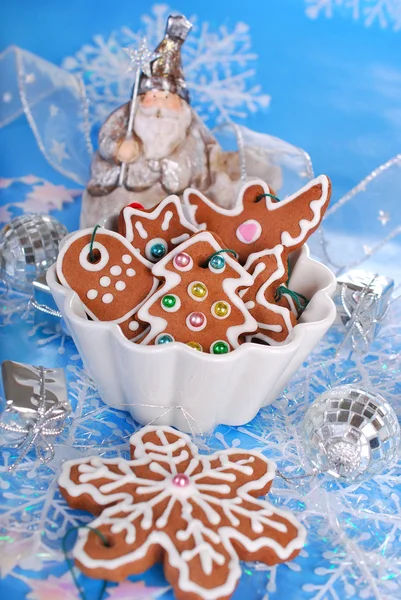 Bowl of homemade christmas gingerbread cookies on blue backgroun — Stock Photo, Image