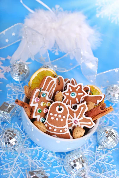 自制圣诞姜饼曲奇在蓝色背景上的碗里 — 图库照片
