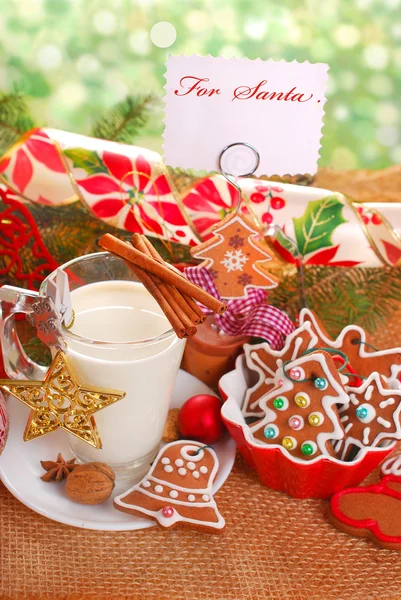 Leche y galletas para Santa Claus —  Fotos de Stock