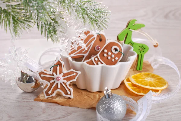 ボウルのジンジャーブレッド クッキーをクリスマス — ストック写真