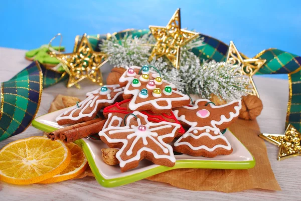 Рождественское украшение и тарелка пряничного печенья — стоковое фото