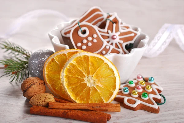 Рождественское пряничное печенье в миске — стоковое фото