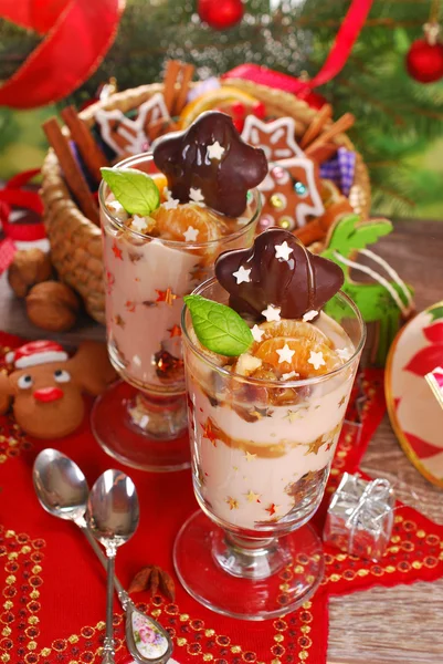 以蜂蜜和坚果为圣诞节的咖啡甜点 — 图库照片