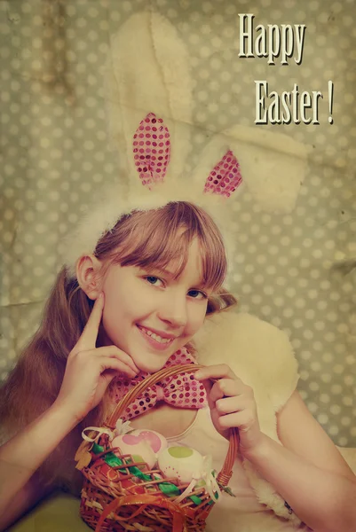 Vintage coniglietta pasquale con cestino — Foto Stock