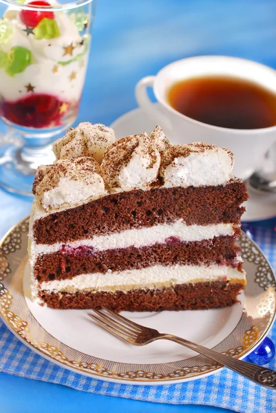 Bit av choklad och körsbär torte — Stockfoto