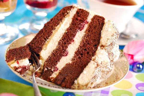 巧克力和樱桃果子奶油蛋糕 piece — 图库照片
