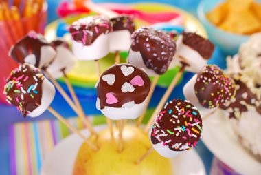 lokum çikolata ve renkli sprinkles ile açılır.