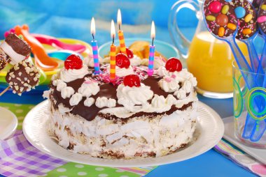 Çocukların doğum günü partisi için çikolata torte