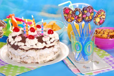 çikolata kaşık ve torte doğum günü partisi için