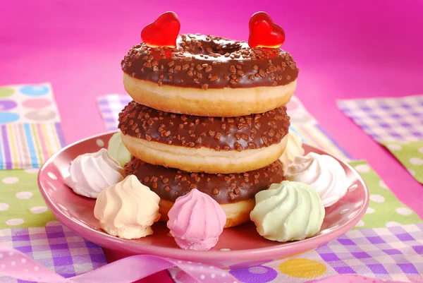 Çikolatalı donuts Sevgililer için — Stok fotoğraf