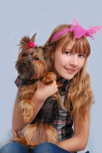 Jovem com seu cão — Fotografia de Stock