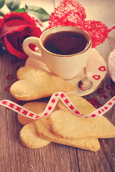 Coffee and heart shaped cookies for valentine in vintage style — Stock Photo, Image
