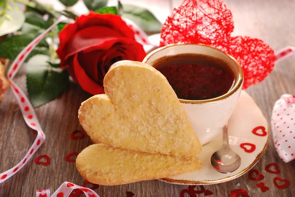 Καφέ και καρδιά σχήμα cookies για του Αγίου Βαλεντίνου — Φωτογραφία Αρχείου