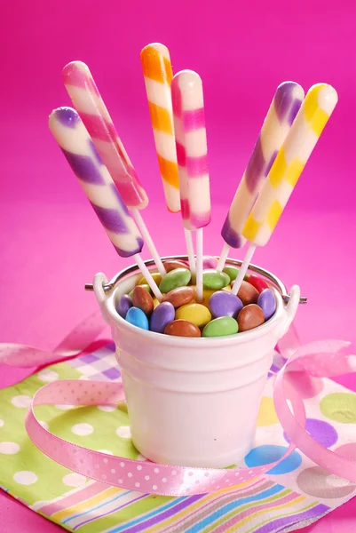 Lutscher mit langen Streifen auf Kindergeburtstag — Stockfoto