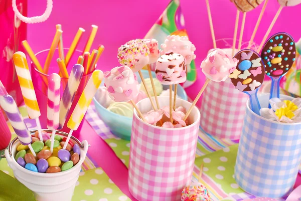 Tavolo da festa di compleanno con marshmallow pops e altri dolci per — Foto Stock