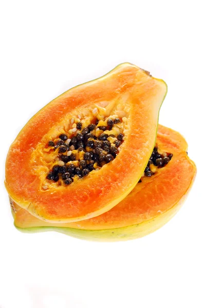 Twee helften van vers papaja geïsoleerd op wit — Stockfoto