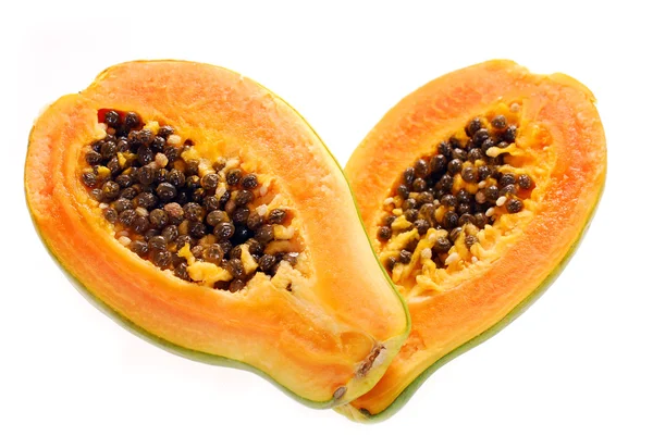 Dos mitades de papaya fresca aislada sobre blanco — Foto de Stock